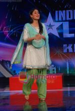 Kareena Kapoor Promote We Are Family movie on the sets of India_s Got Talent in Filmcity on 23rd Aug 2010 (12).JPG